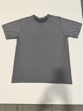 lululemon Men’s Gray Performance T-Shirt Size L Textured Knit Athletic